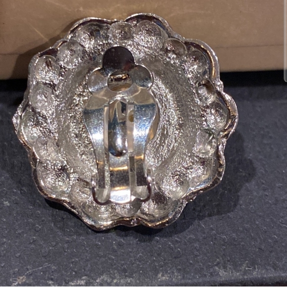 Vintage Clip Pearl Earrings - Picture 5 of 5